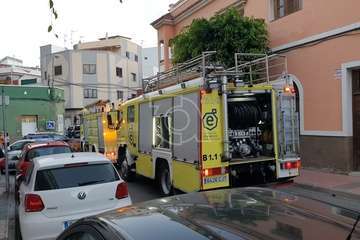 Una mujer afectada por inhalación de humos en un incendio en Los Llanos de Telde/TA.